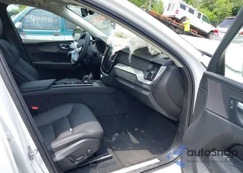 2025 Volvo Xc60 B5 Plus z USA, uszkodzony, nr VIN YV4M12RC6S1165620